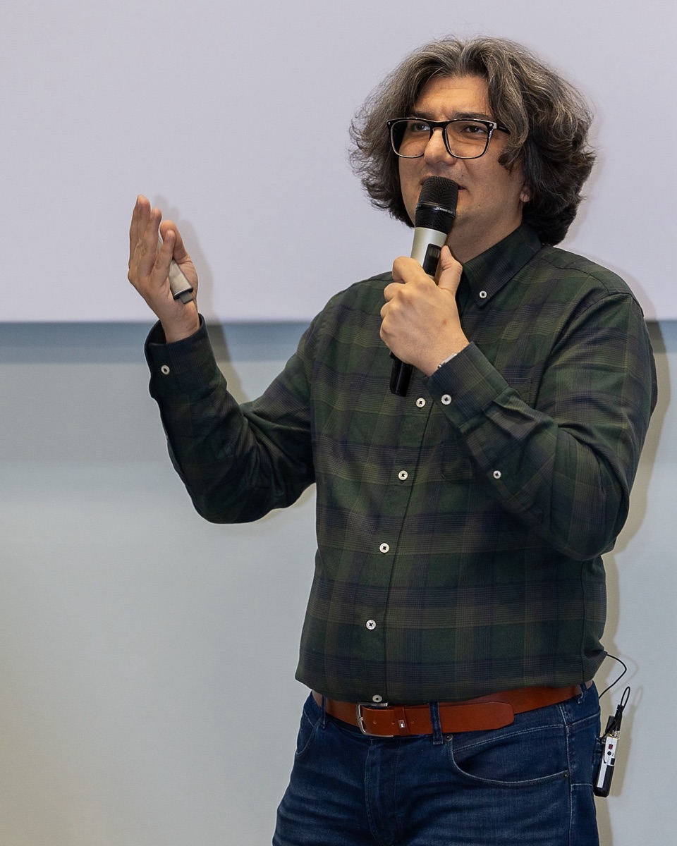 Alireza Chegini speaking with a microphone during his guest lecture at Amsterdam Business School, September 2026